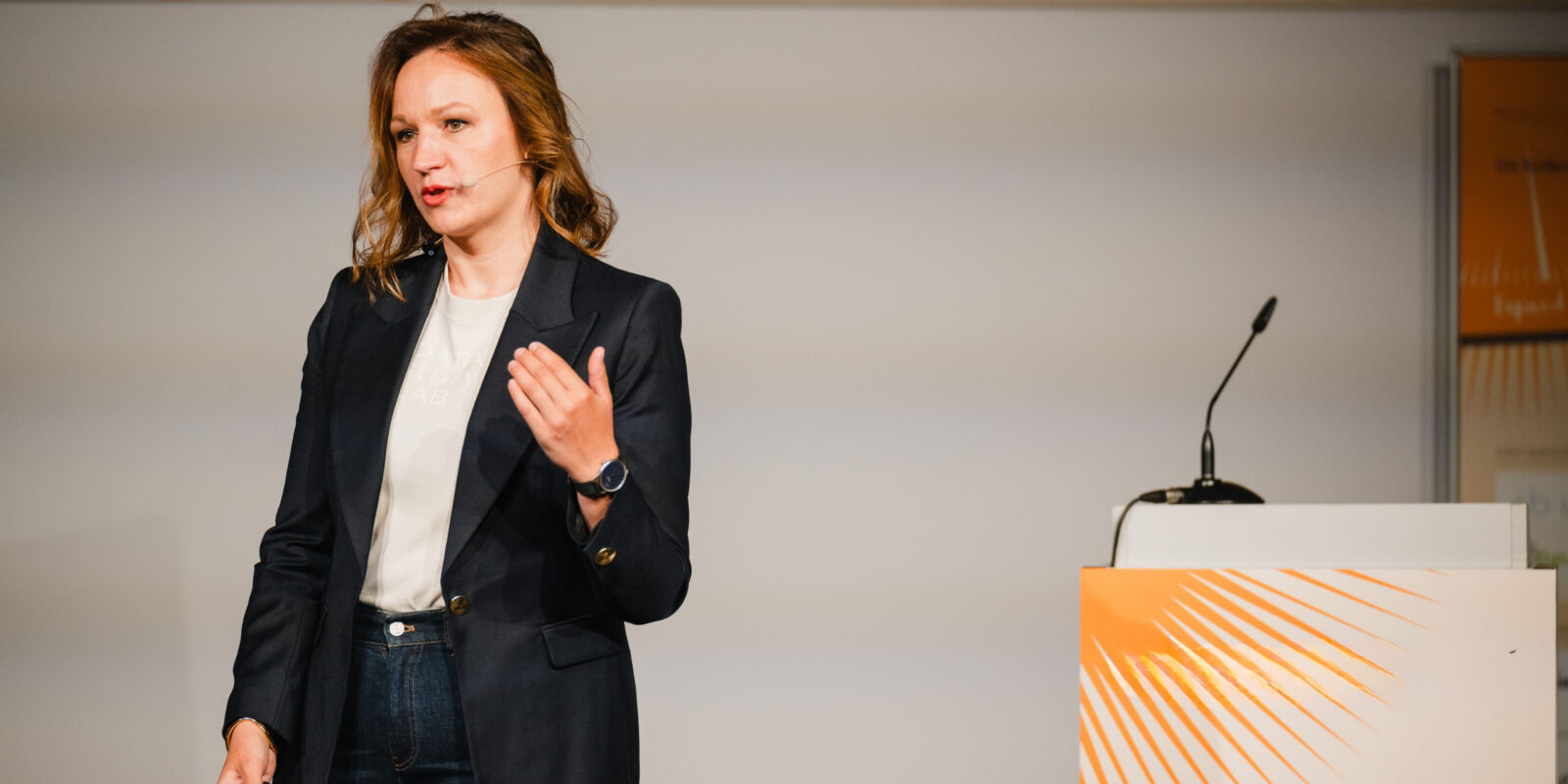 Dr. Julia Zukrigl Speakerin on stage