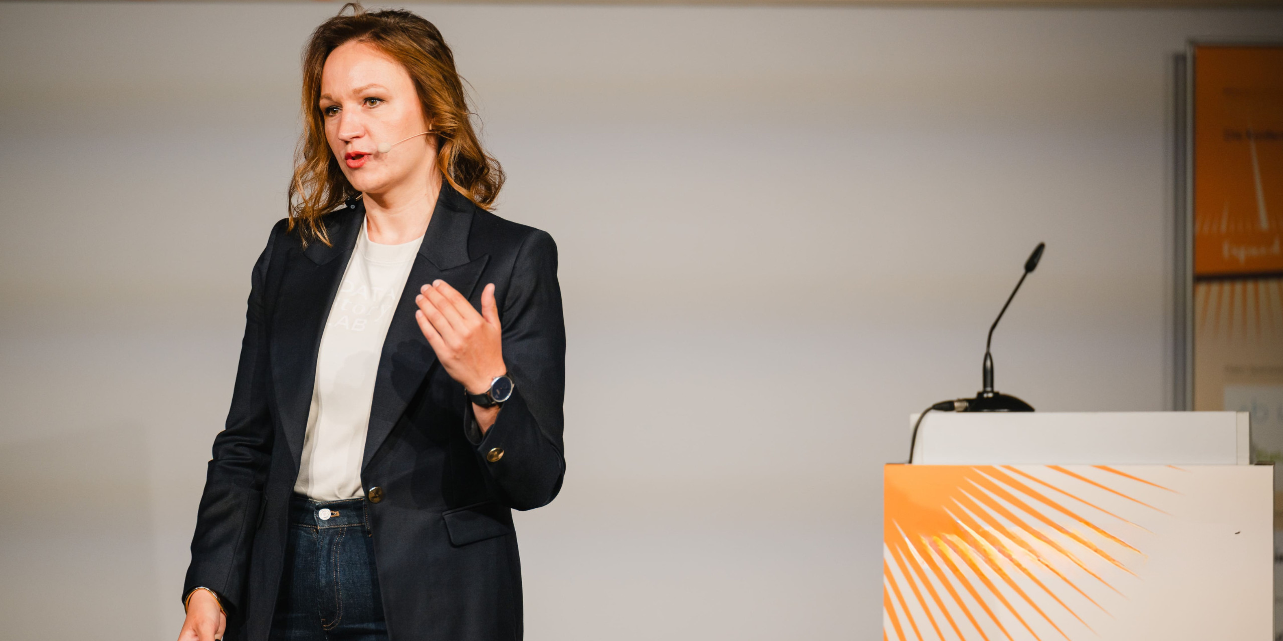 Dr. Julia Zukrigl Speakerin on stage